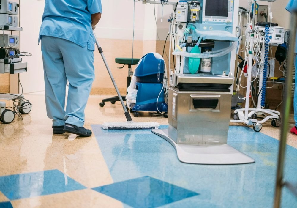 imgi_72_concept-photo-of-a-hospital-worker-doing-cleaning-in-operation-room